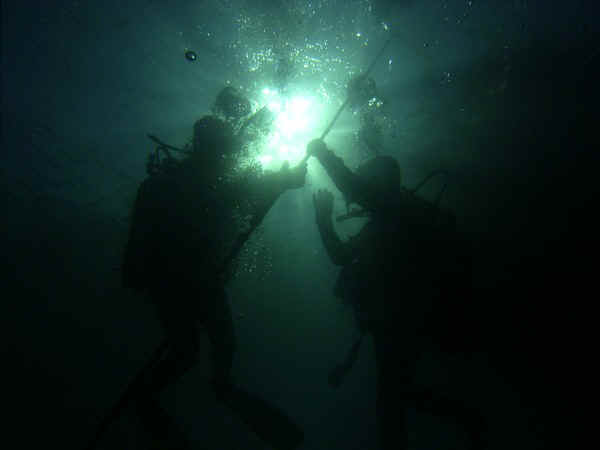 sonnenbad beim sicherheitsstopp